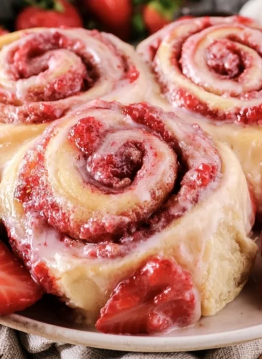 Delicious Strawberry Cinnamon Rolls Recipe